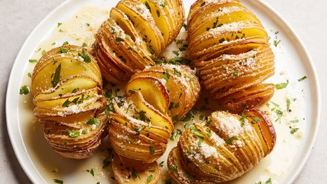 Hasselback Potatoes Unique Potato Recipes, Sides Veggies, Christmas Dinner Side Dishes, Christmas Dinner Sides, Thanksgiving Bread, Best Potato Recipes, Hasselback Potatoes, Flaky Biscuits, Dinner Side Dishes