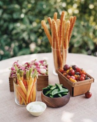 Fresh Vegetable Centerpieces Foodie Wedding, Edible Centerpieces, Market Ideas, Snap Peas, Great Appetizers, Martha Stewart Weddings, Food Display, Radishes, Parsnips