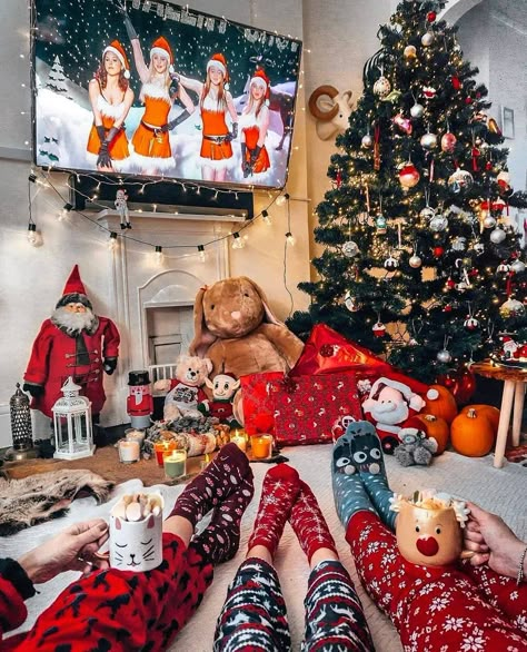 Christmas vibes #christmas #xmas #kerst Modern Christmas Decor, Cosy Christmas, Christmas Feeling, Days Until Christmas, Christmas Inspo, Winter Home Decor, Noel Christmas, Merry Little Christmas, Christmas Mood