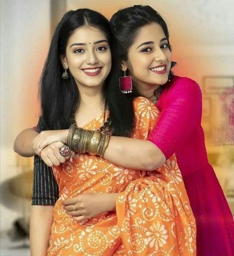 Sisters Poses, Twin Poses, Haldi Photos, Sisters Photography Poses, Haldi Poses, Twins Posing, Mehndi Bride, Sisters Photoshoot Poses, Edit Pic