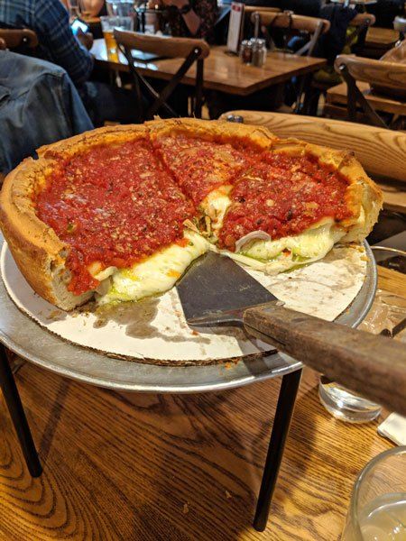 Lil Ceasers, Giordanos Pizza, Pizza Chicago, Chicago Deep Dish, Chicago Deep Dish Pizza, True Food Kitchen, Delicious Pizza Recipes, Chicago Style Pizza, Chicago Pizza