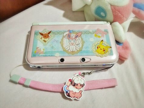 Nintendo 3DS XL/ LL with a Pokemon x/y case you can find on Amazon Nintendo Ds Aesthetic, Sylveon Plush, Ds Aesthetic, Nintendo Switch Animal Crossing, Kawaii Games, Nintendo 3ds Xl, Retro Gadgets, Ds Games, 3ds Xl