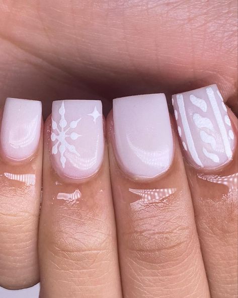 Short Square Nail Designs Christmas, Short Short Christmas Nails, Simple Christmas Nails Winter Short Square, Square Christmas Nail Designs, Winter Short Square Nails, Christmas Nail Ideas Short Nails, Short Pink Christmas Nails Acrylic, Nail Inspired Christmas, Winter Nails Biab