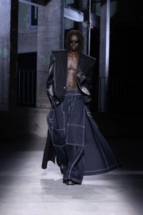 Juun.J Spring 2025 Ready-to-Wear Runway, Fashion Show & Collection Review [PHOTOS] Avante Garde Mens Fashion, Mens Runway Fashion, Paris Fashion Week Men, Paris Fashion Week Runway, High Fashion Runway, Juun J, Vogue Men, Men Fashion Show, Spring 2025