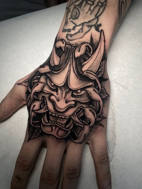 Blackwork tatuaje tattoo helsinki deathmetal deathcore freehand dark Hanya Mask Hand Tattoo, Hannya Hand Tattoo, Blackwork Finger Tattoo, လက်ခုံ Tattoo, Oni Mask Hand Tattoo, Japanese Hand Tattoos For Guys, Blackwork Hand Tattoo, Small Men Tattoos, Hand Tattoos For Guys Men