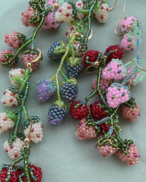 berries on the vine 🩷💌 | Instagram How To Beaded Jewelry, Seed Bead Decor, Jewellery Craft Ideas, Flowers Made Of Beads, Pearl Art Crafts, Seed Bead Strawberry, Beading Aesthetic, Bead Crafts For Adults, Beaded Raspberry