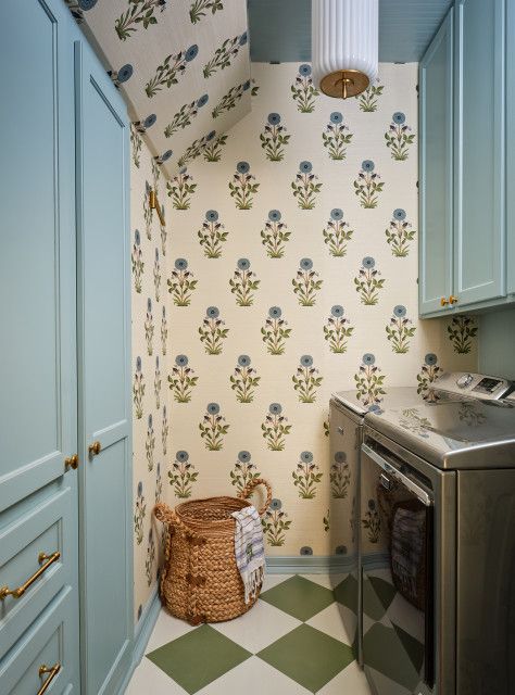 Cottage Laundry Room, Traditional Laundry Room, Block Print Wallpaper, Laundry Room Wallpaper, With Wallpaper, Laundry Room Inspiration, Cottage Kitchens, Laundry Mud Room, Laundry Room Organization