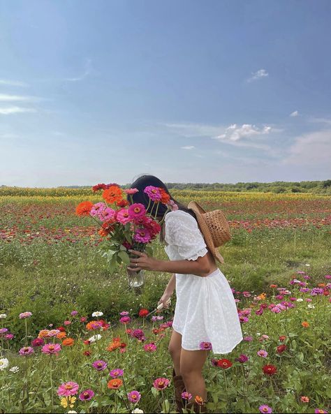 Outfit Inspo Soft, Emily Core, Field Pics, Capsule Wardrobe Neutral, Outfits Neutral, Summer Vision, Minimalistic Aesthetic, Soft Girl Outfits, Aesthetic Ootd