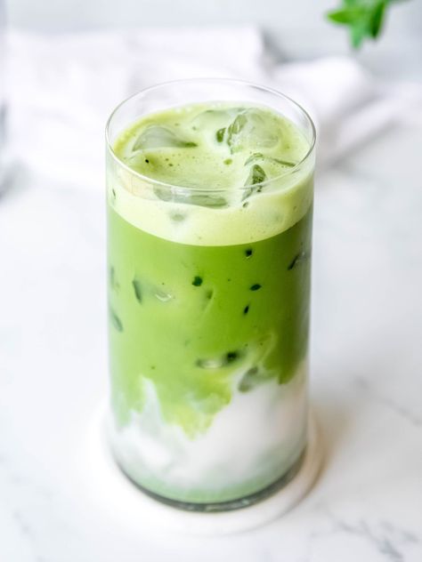 My delightfully cool Iced Matcha Latte recipe is a perfect dupe of your favorite Starbucks or Dunkin Donuts drinks at a fraction of the cost. Cold Tea Recipes, Matcha Latte Starbucks, Matcha Iced Tea, Peppermint Mocha Frappuccino, Latte Starbucks, Starbucks Matcha, Cold Tea, Matcha Latte Recipe, Matcha Green Tea Latte