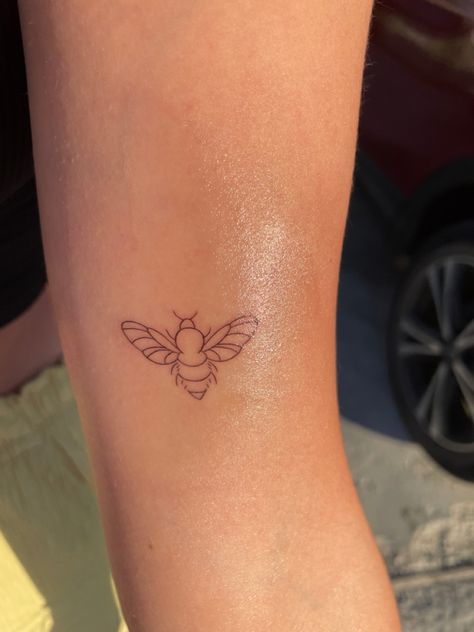 Tattoo bee minimalist girl Bee Aesthetic Tattoo, Bumble Bee Tattoo Line Work, Bee Fineline Tattoo, Simple Bee Tattoo Design, Single Line Bee Tattoo, Bee Tattoo Linework, 2 Bees Tattoo, Simple Bee Tattoo Outline, Fine Line Bumble Bee Tattoo