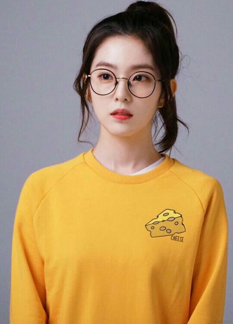 she looks so cute with those glasses Irene Bae, Irene Red Velvet, Bae Joohyun, Red Velvet Irene, Wearing Glasses, Kpop Girl Groups, Ulzzang Girl, Korean Girl, Red Velvet