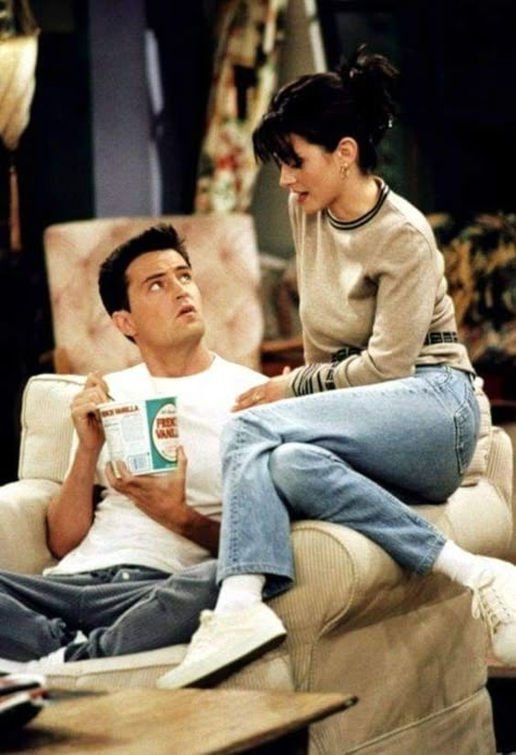 Chandler Bing Outfits, 90s Couples, Friends Best Moments, Monica And Chandler, 90s Sitcoms, Tv Show Couples, Friends Cast, Monica Geller, Friends Moments