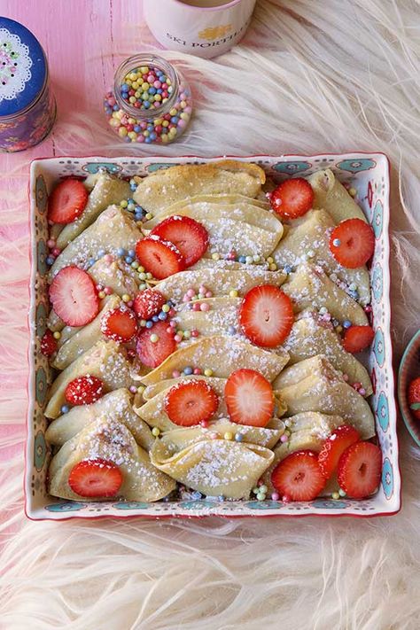 This is quite possibly the BEST breakfast/brunch recipe ever! Show off your cooking skills with this easy Strawberry Cream Cheese Crepe Casserole recipe. MarlaMeridith.com Crepe Casserole, Aglio E Olio Recipe, Strawberry Crepe, Strawberry Crepes, Nutella Crepes, Recipe Strawberry, Brunch Recipe, Breakfast Smoothie Recipes, Bagel Recipe