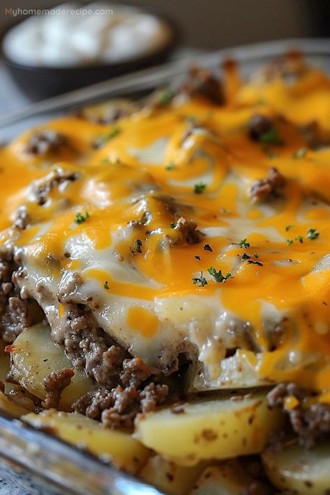 Hamburger Potato Casserole Potato Stroganoff, Hamburger Casserole Recipes, Beef Potato Casserole, Casserole Recipes For Dinner, Meat And Potatoes Recipes, Hamburger Potato Casserole, Hamburger And Potatoes, Hamburger Casseroles Recipes, Juicy Hamburgers