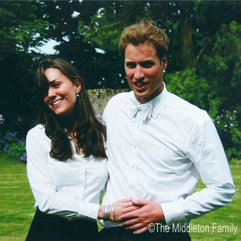 Old school matching! Kate Middleton and Prince William looked alike and in love on the day of their graduation ceremony at St. Andrew's University on June 23, 2005 in Scotland. In what might be their first twinning photo, the pair wore white button downs and dark slacks. Kate Middleton Stil, Moda Kate Middleton, Vévodkyně Kate, Style Kate Middleton, St Andrews University, Kate Und William, Duchesse Kate, Düşes Kate, Prince William Et Kate