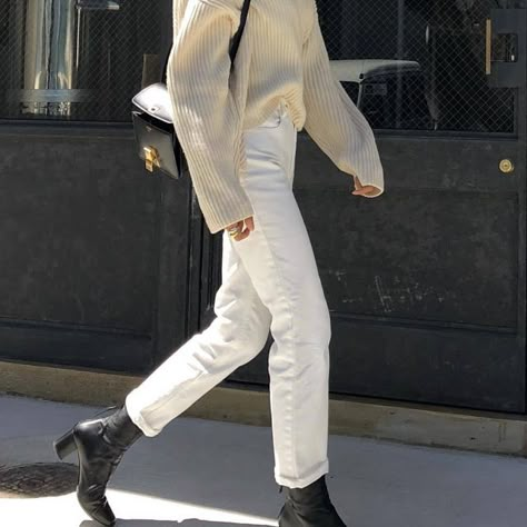 Minimalist Moda, Look Winter, Minimalistic Outfits, White Jeans Outfit, Beige Outfit, Minimal Classic, Summer Capsule Wardrobe, Looks Street Style, Winter Trends