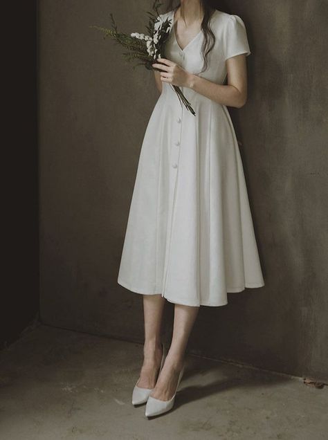 Dress Wisuda, Korean Wedding Dress, Midi Wedding Dress, Simple White Dress, Civil Wedding Dresses, Korean Dress, New Wedding Dresses, Elegant Wedding Dress, Wedding Dresses Simple