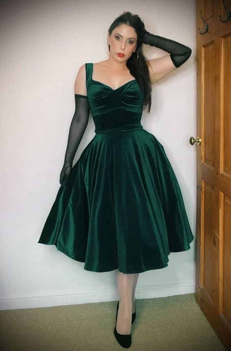 Green Velvet Dress Goth, Green 1950s Dress, 50s Christmas Dress, Retro Christmas Dress, 1950s Christmas Dress, Old Hollywood Style Outfits, Green 50s Dress, 70s Dresses Formal, Green Velvet Dress Outfit