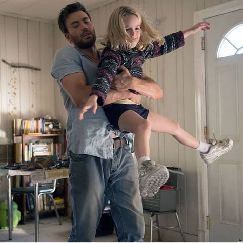 Parent And Kid Drawing Reference, Chris Evans Gifted, Johnny Storm, Chris Evans Shirtless, Steven Rogers, Chris Evans Funny, Mckenna Grace, Chris Evans Captain America, Human Poses Reference