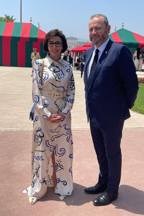 Ce mardi 30 juillet, alors en déplacement au Maroc, Rachida Dati fait une fois de plus preuve d’audace en portant une robe chemise parsemée de motifs surréalistes. Une création signée d’une grande maison française à laquelle la ministre de la Culture fait une confiance absolue pour façonner des silhouettes jamais vues. Inspiration Mode, Porter