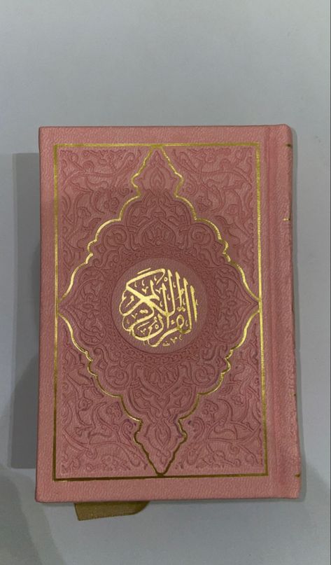 Islamic Asthetics, Pink Quran, Reading Quran, Quran Covers, Tajweed Quran, Al Qur'an Aesthetic, ملصق ديني, Muslim Images, Quran Book