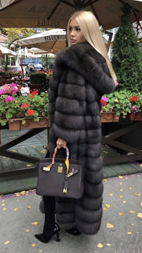 Mob Wife, Coats Women, فستان سهرة, Fur Coats Women, Looks Chic, Fur Fashion, Outfit Inspo Fall, Baddie Outfits Casual, Winter Fits