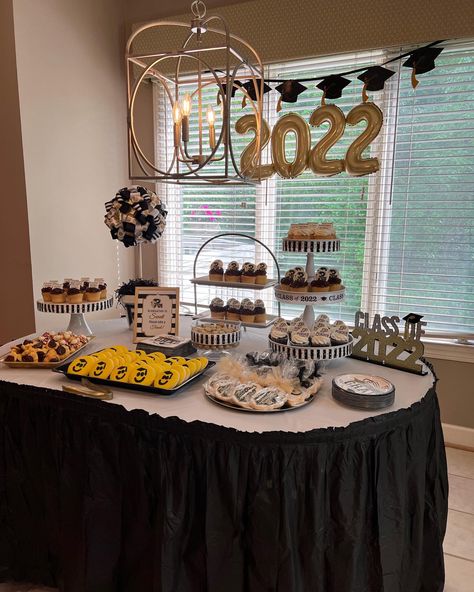 Cake Table Ideas Graduation, Outside Party Table Decor, Graduation Set Up Ideas At Home, Grad Desert Tables, Grad Party Cookie Table, Dessert Table Set Up Graduation, Graduation Party Dessert Table Display, Graduation Cookie Table, Grad Desert Table