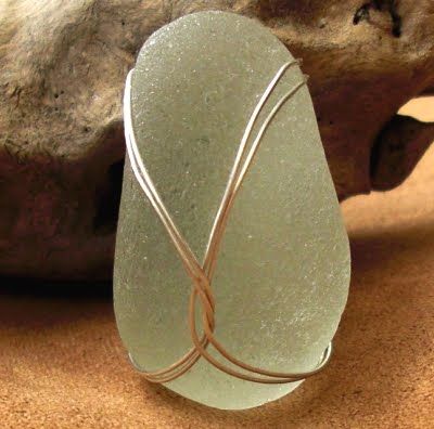 Beach Glass Crafts, Jewelry Making Classes, Beach Glass Art, Wire Jewelry Tutorial, Beachglass Jewelry, Sea Glass Crafts, Sea Glass Pendant, Wire Wrapping Stones, Jewelry Techniques