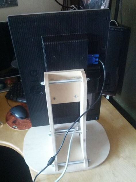 If you've elevated your computer monitor by sitting it on a stack of printer paper, it might be time to invest in a more durable solution. Diy Monitor Stand Ideas, Monitor Mount Diy, Diy Monitor Stand, Diy Docking Station, Monitor Stand Diy, Diy Laptop Stand, Diy Portrait, Diy Pc, Cheap Desk