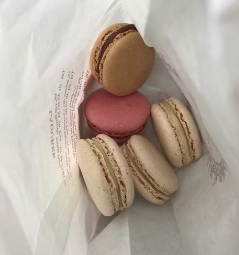 Macarons Korean, Aesthetic Macarons, French Baking, French Dessert, Health Dinner Recipes, Food Goals, Sweets Desserts, Food Obsession, Macaroons