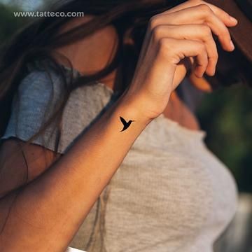 Tatteco - Sustainable Temporary Tattoos Hummingbird Tattoo Black, Hummingbird Tattoos, Small Hummingbird Tattoo, Tiny Bird Tattoos, Vogel Tattoo, Tattoo Diy, Pretty Tattoos For Women, Hummingbird Tattoo, Bird Tattoo