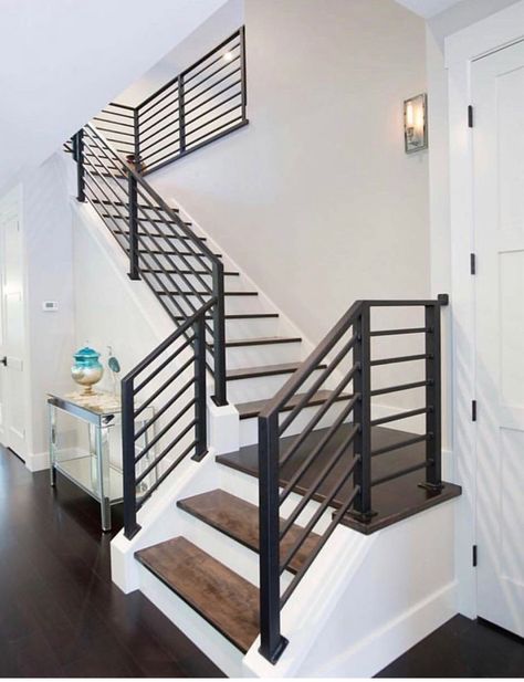 درج السلم, Metal Stair Railing, Interior Stair Railing, Modern Railing, Modern Stair Railing, Stair Railing Design, Staircase Remodel, Stairs Design Modern, Stair Remodel