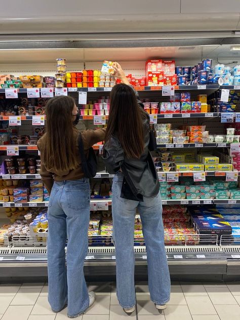 Supermarket Photoshoot Aesthetic, Bff Poses Photo Ideas, Two Best Friends Aesthetic, 90s Aesthetic Grunge, Food Cravings Healthy, Supermarket Aesthetic, City Aesthetic New York, Aesthetic Bff, Foto Best Friend