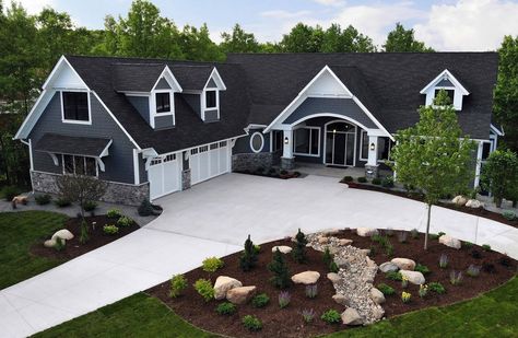 Side Garage Driveway Layout, Driveway Layout, Color Of House, House Front Ideas, Housing Exterior, Garage Layout, Home Driveway, Side Garage, Circle Driveway