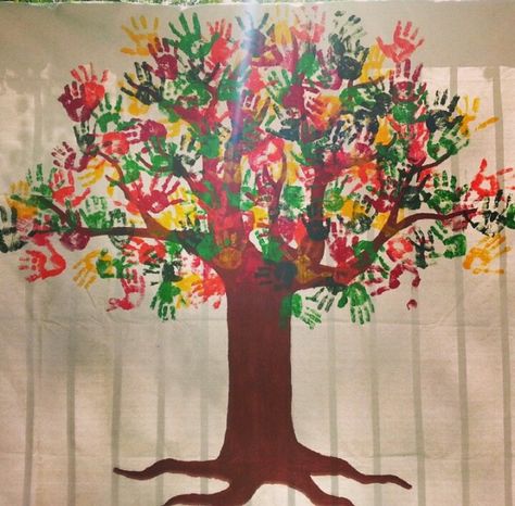 Backdrop PreK Graduation. Hand print tree. Hand Print Tree Crafts For Kids, Handprint Tree Mural, Hand Print Mural, Tree With Handprints, Artwork Kindergarten, Handprint Tree Craft, Handprint Tree, Prek Graduation, Classroom Tree