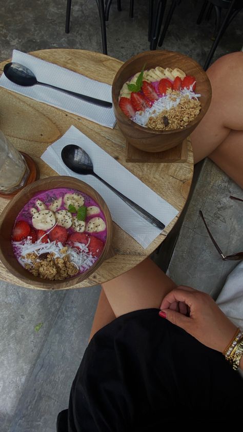 Smoothie Bowl Aesthetic, Bali Breakfast, Aesthetic Red Nails, Clean Girl Era, Healthy Smoothie Bowl, Aesthetic Gold Jewelry, Bowl Aesthetic, Bali Aesthetic, Gold Jewelry Aesthetic