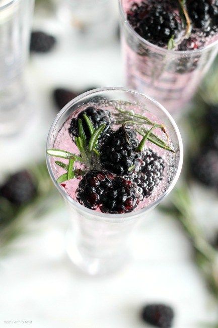 Blackberry Rosemary Sparkling Cocktail // treatswithatwist.com New Years Food Ideas, New Years Food, Simple Cocktails, Blackberry Cocktail, New Years Eve Menu, Treats To Share, New Years Celebration, Fruity Recipes, Sparkling Cocktail