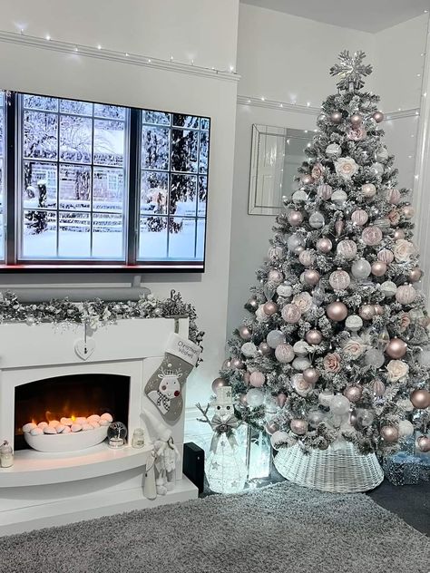 Nails Ideas White, Baking Ideas Christmas, Oversized Candles, Cozy Room Ideas, Christmas Decor Modern, Half Christmas Tree, Christmas Tree Idea, Cozy Diy, Luxury Christmas Decor