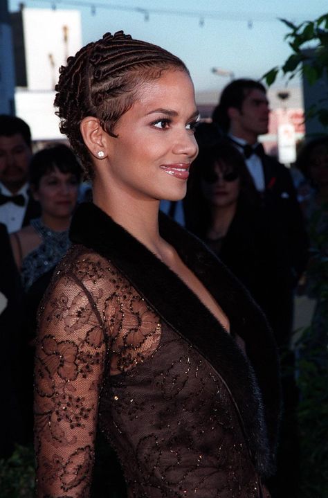 Kendra Bailey Bob, Halle Berry Pixie Haircut, Ny Mcfly, Yea Hairstyles, Halle Berry 90s, Halle Berry Short Hair, Halle Berry Pixie, Halle Berry Hairstyles, 2000s Hairstyles