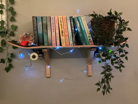 A skateboard used as a shelf to hold books and plant. Skate Board Shelf, Room Decor Skater Aesthetic, Skatergirl Room, Skateboard On Wall Decor, Skater Girl Bedroom, Skater Girl Room Ideas, Skater Bedroom Aesthetic, Skater Aesthetic Room, Skateboard Room Decor