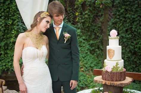 This subtle Legend of Zelda wedding inspiration will teleport you to a fancy-pants Hyrule Legend Of Zelda Wedding Ideas, Legend Of Zelda Wedding, Link And Zelda, Zelda Wedding, Gamer Wedding, Nerdy Wedding, Offbeat Bride, Retro Wedding, Wedding Prep