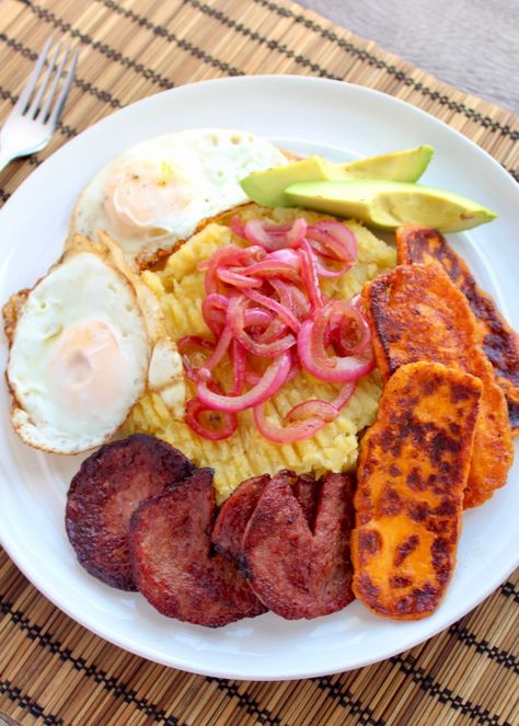 Dominican Republic Restaurants, Dominican Lunch Ideas, Dominican Breakfast Recipes, Hispanic Breakfast, Dominican Breakfast, Dominicano Recipes, Spanish Breakfast, Dominican Recipes, Cooking Avocado