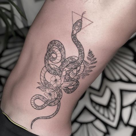 𝔗𝔯𝔦𝔤𝔲𝔫𝔞’s Instagram photo: “water symbol • fern • crystal • flowers • on a snake 🐍 thankyou patrick you sitting like e champ” Snake Crystal Tattoo, Sparkle Tattoo, Water Symbol, Photo Water, Crystal Tattoo, Water Tattoo, Crystal Flowers, Snake Tattoo, Flowering Vines