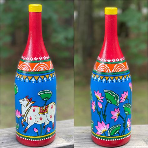 Warli Art Bottle Painting, Glass Bottles Painting Ideas, Flower Vase Painting Ideas, Aesthetic Bottle Painting, Glass Bottle Diy Projects, Bottle Art Projects, Bottle Paint, Pichwai Art, Origami Mobile