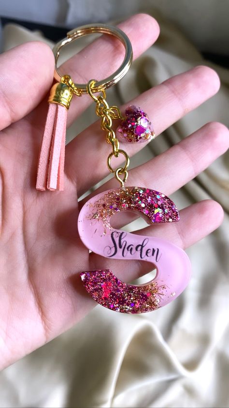 Pink Resin Keychain, Diy Resin Accessories, Diy Crafts Keychain, Diy Resin Gifts, Resin Business, Diy Resin Keychain, Valentine Flower Arrangements, Resin Pendant Diy, Resin Gifts