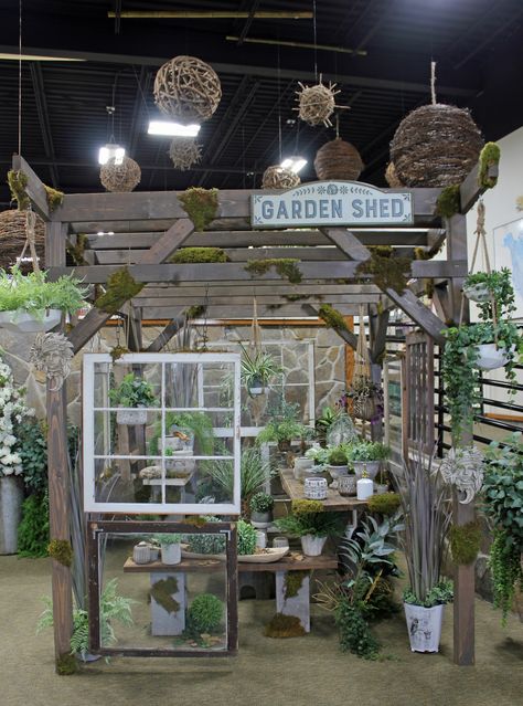 Florist Display Ideas, Pergalo Ideas, Vintage Shop Display, Garden Center Displays, Garden Ideas To Make, Vintage Store Displays, Plant Display Ideas, Air Plants Decor, Flower Shop Decor