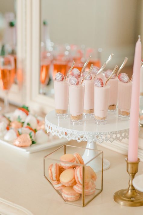 Blush And Gold Dessert Table, Macaroons Dessert Table, Blush Dessert Table, Pink And White Dessert Table Ideas, Pink And White Desserts, Candy Bar Desserts, Blush Theme Wedding, Pink Dessert Table, Pink Cheesecake