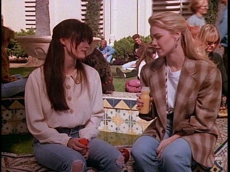 Beverly Hills 90210 Fashion, 90210 Outfits, Shannon Dorothy, Cinema Outfit, Shannon Doherty, 90210 Fashion, Brenda Walsh, Kelly Taylor, Trending Looks