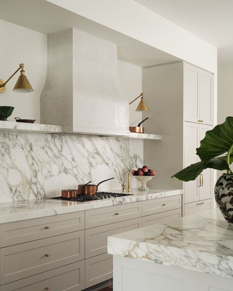 Backsplash Trends, Kitchen Backsplash Trends, 아파트 인테리어, Kitchen Marble, Kitchen Inspiration Design, Counter Tops, White Cabinets, Kitchen Style, 인테리어 디자인