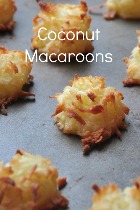 This easy 5 ingredient, gluten free coconut macaroon recipe the perfect small indulgence. Coconut Macaroon Cookies, Coconut Macaroons Recipe, Macaroon Cookies, Macaroon Recipes, Coconut Macaroons, Coconut Cookies, Coconut Recipes, Fair Food Recipes, Köstliche Desserts